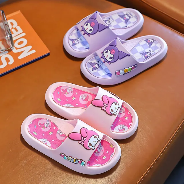 【SANRIO 三麗鷗】卡通系列PVC柔軟厚底兒童室內外浴室休閒涼拖鞋(四款可選)
