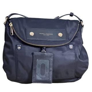 【MARC JACOBS 馬克賈伯】MJ 尼龍磁吸釦翻蓋附證件馬鞍包黑色大豬包(年節送禮七夕情人節)