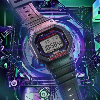 【CASIO 卡西歐】DW-B5600AH-6 生存遊戲 虛幻變色 耐衝擊 石英 腕錶 手錶 偏光炫彩 42.8mm(瞄準鏡造型)