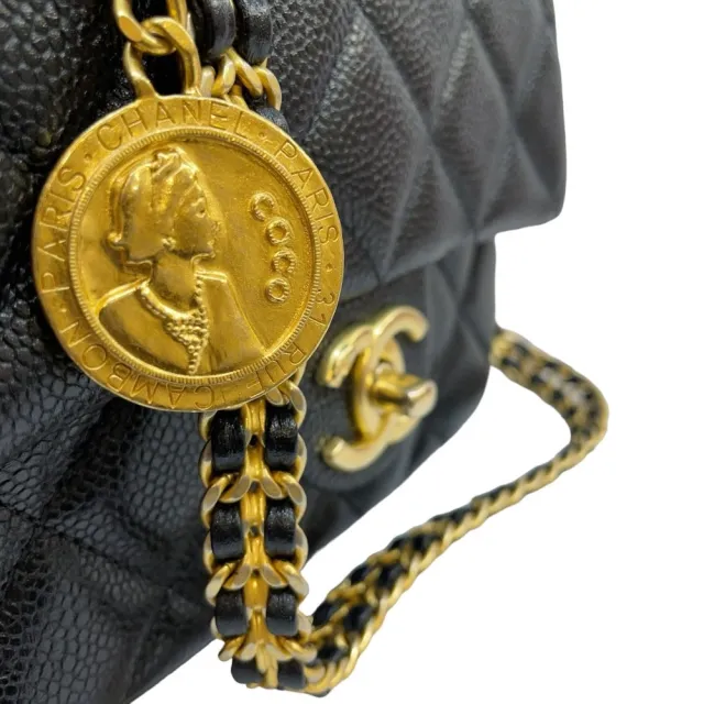 【CHANEL 香奈兒】經典雙C LOGO荔枝皮金幣皮穿鍊包/MINI COCO/方胖子/(黑金/晶片款/18CM)