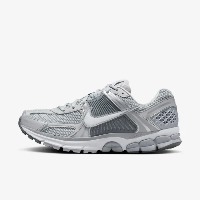 【NIKE 耐吉】運動鞋 慢跑鞋 休閒鞋 男鞋 女鞋 NIKE ZOOM VOMERO 5 TRIPLE GREY 灰銀 復古(FJ4151003)