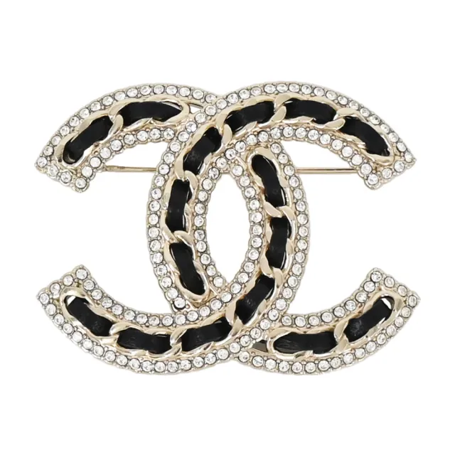 【CHANEL 香奈兒】經典雙C LOGO皮革穿鍊水鑽造型胸針(淡金)