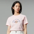 【Dickies】女款奶油粉純棉胸前經典品牌三色Logo印花短袖T恤｜DK011642A71