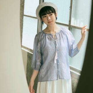 【OB 嚴選】微透肌花卉刺繡流蘇綁帶珍珠排釦上衣 《AB19386》
