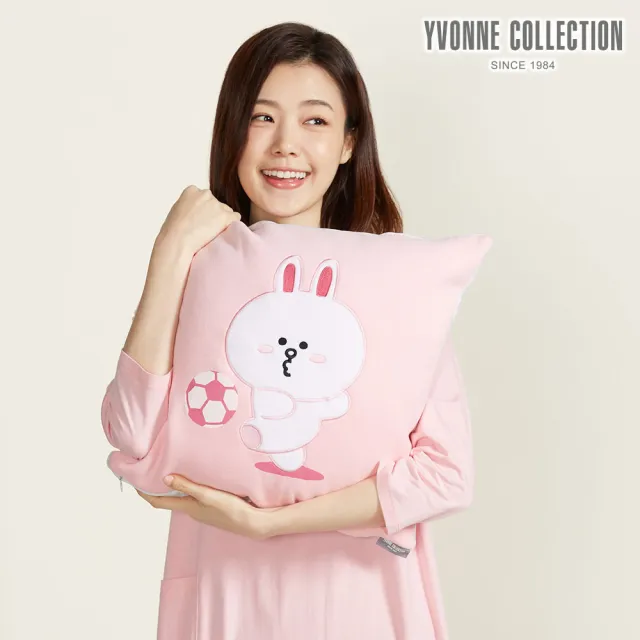 【YVONNE 以旺傢飾】兔兔足球方形抱枕 45x45公分(LINE FRIENDS)