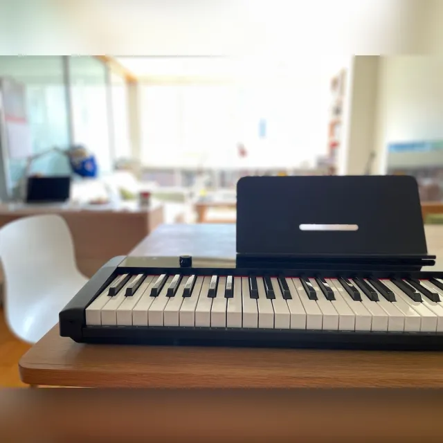 【Flykeys】M2 輕便電鋼琴 61鍵 觸控面板(3.4KG 2024 新上市 附琴袋、琴架椅、耳機組)
