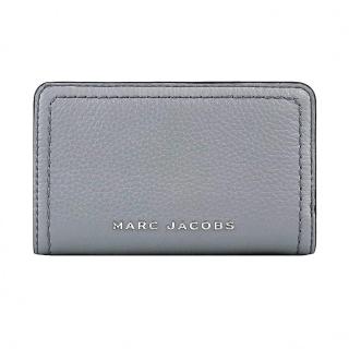 【MARC JACOBS 馬克賈伯】文青灰MJ logo鵝卵石皮革中夾(S104L01SP21-034)