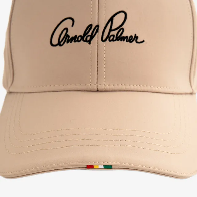 【Arnold Palmer 雨傘】配件-草寫LOGO棒球帽(卡其色)