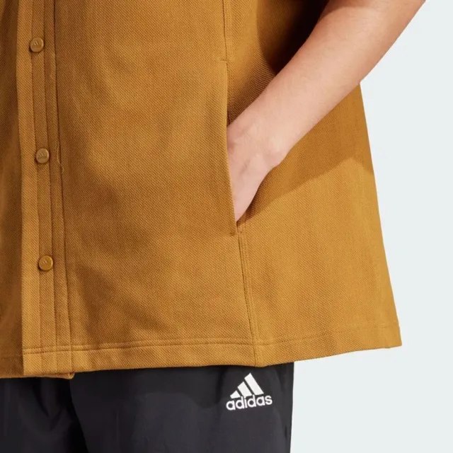 【adidas 愛迪達】M LNG Cover Q2 男 短袖 上衣 襯衫 V領 按扣 休閒 棒球風 駝色(IS1608)