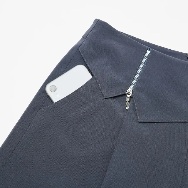 【ILEY 伊蕾】休閒都會風造型翻蓋拉鍊短褲(鐵灰色；M-XL；1242016014)