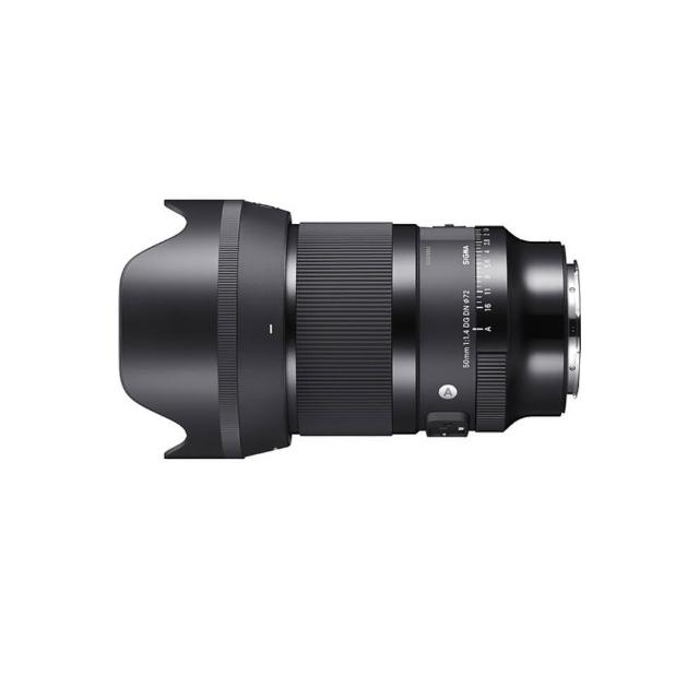  SIGMA 適馬 50mm f/1.4 DG DN Art 鏡頭，為 Sony E-mount 無反光鏡相機設計，提供卓越的標準定焦表現。大光圈 f/1.4 確保低光環境下出色成像，重量僅 601g~800g 輕巧便攜。公司貨正品，享 3 年保固。配件包含鏡頭套 (LCF-72mm III)、鏡頭後蓋 (LCR II)、遮光罩 (LH780-02) 及鏡頭袋，適合人像、街拍攝影愛好者。 