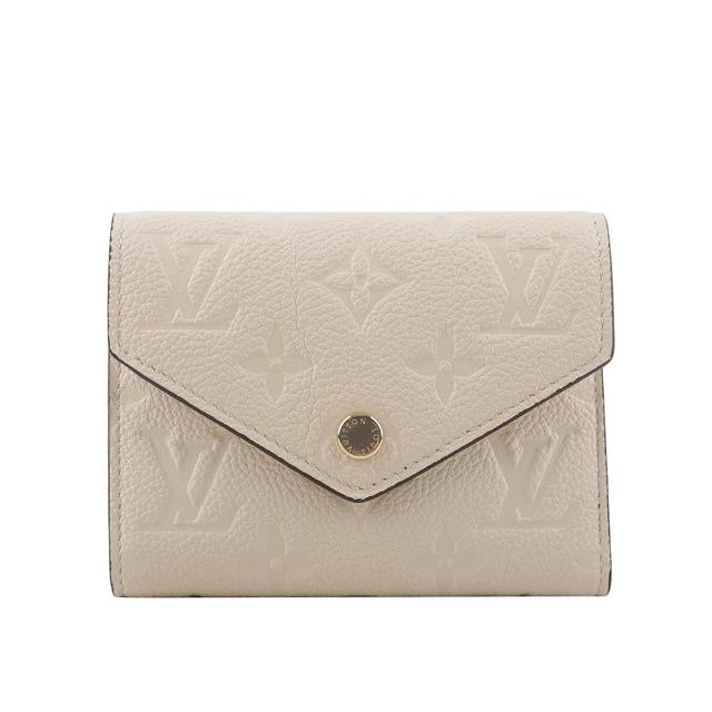 全新 LOUIS VUITTON 路易威登 M82344 Monogram VICTORINE 牛皮壓印零錢袋短夾，白色系設計，釦式開合，內附防塵袋與盒子。尺寸為 12x9.5x1.5 公分，適合女性日常攜帶，無內外夾層與手機袋，規格包含鈔票層、內貼袋與卡層，為歐洲真品商品。