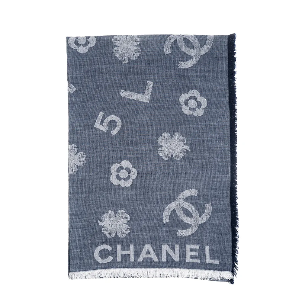 【CHANEL 香奈兒】新款牛仔藍底白色刺繡字母圖騰雙CC喀什米爾混棉圍巾