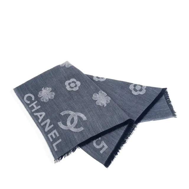 【CHANEL 香奈兒】新款牛仔藍底白色刺繡字母圖騰雙CC喀什米爾混棉圍巾