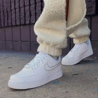 【NIKE 耐吉】運動鞋 休閒鞋 女鞋 WMNS AIR FORCE 1 07 Studded Swoosh 全白 鉚釘 鑽勾 AF1(FQ8887100)