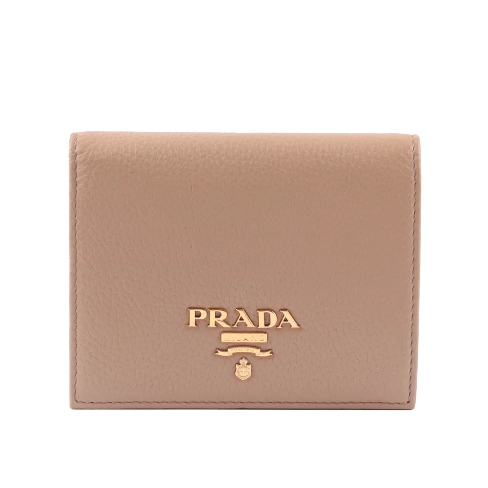 【PRADA 普拉達】浮雕Logo荔枝皮革二折短夾(裸粉色)