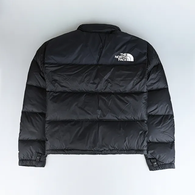 【The North Face】The North Face Nuptse左胸前刺繡白字 LOGO 設計尼龍羽絨外套(女款/黑x白)