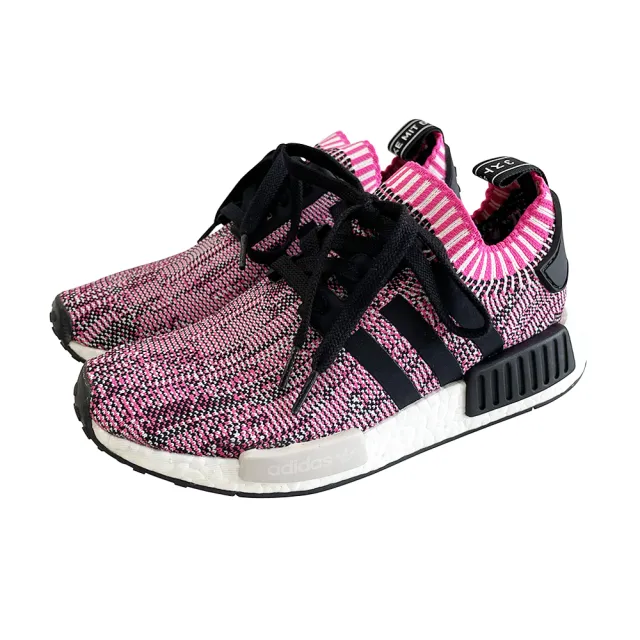 【adidas 愛迪達】歐美明星穿搭款女孩最愛NMD R1 PRIMEKNIT粉桃運動慢跑潮鞋(黑X灰方塊)