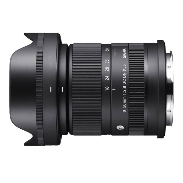  SIGMA 適馬 18-50mm F/2.8 DC DN Contemporary 是一款輕巧的 APS-C 廣角變焦鏡頭，適用於 Canon RF 接環。具備恆定 F2.8 大光圈，焦距 18-50mm，最近對焦距離僅 12.1cm (廣角端)，完美適合人像、旅遊攝影。鏡片組包含 1 片 SLD 及 3 片非球面鏡片，確保高畫質表現。濾鏡尺寸 55mm，重量僅 300g，直徑 69.2mm x 長度 74.5mm。隨附前後蓋及 LH582-02 遮光罩，36 個月以上公司貨保固，放大倍率 1:2.8 (廣角端)，是微單相機的理想選擇。 