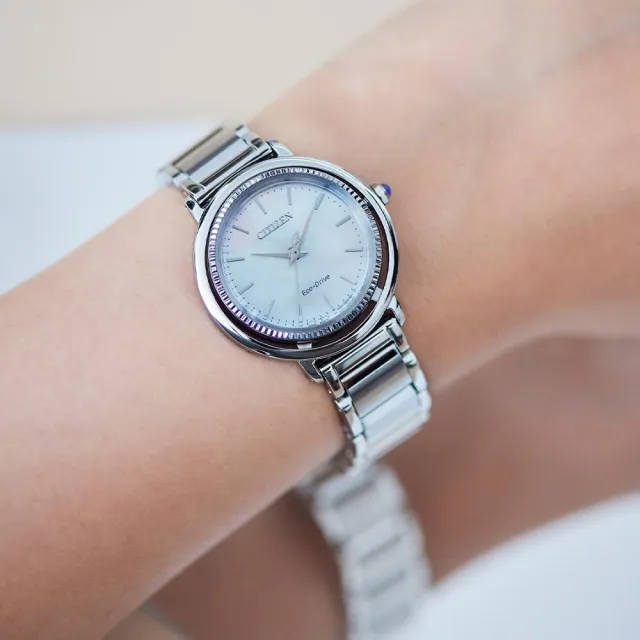 【CITIZEN 星辰】L系列 白蝶貝光動能女錶-銀31.2mm(EM1100-84D)