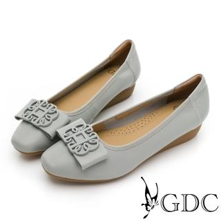 【GDC】真皮名品風同色飾釦內增高軟墊平底包鞋-淺藍(414745-31)