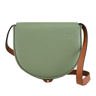 【LOEWE 羅威】經典質感烙印徽章LOGO翻蓋馬鞍包斜背包(灰綠/咖)
