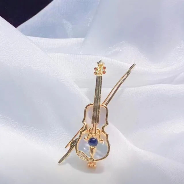 【勝弘珠寶】多明尼加藍珀一往琴深胸針-4mm