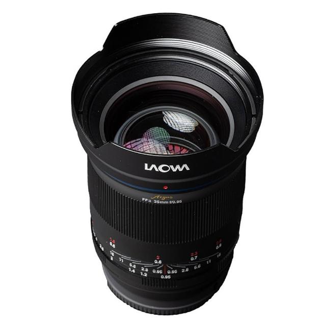 LAOWA 老蛙 35mm F/0.95 FF 全片幅鏡頭，擁有超大 F/0.95 光圈與 63.4° 視角，9組 14 片鏡片結構及 15 片光圈葉片，提供出色淺景深與柔美虛化效果。手動對焦系統，放大倍率 0.1 倍，濾鏡尺寸 ∮72mm，直徑 76.8mm x 長度 103mm，重量約 755g（不含配件）。適用 SONY E-Mount、Canon RF-Mount、Nikon Z 系列，完美適合人像攝影與低光環境。公司貨，享 36 個月以上保固，規格如有變動恕不另行通知。