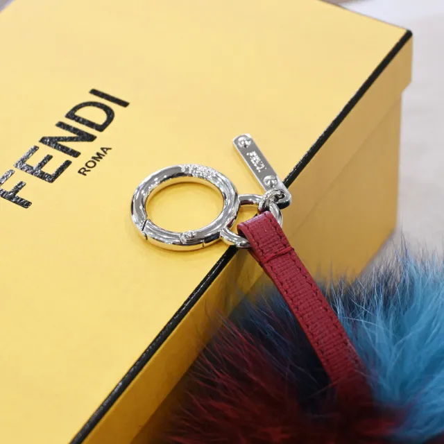 【FENDI 芬迪】立體撞色毛球造型扣環雙吊飾鑰匙圈(紅藍)