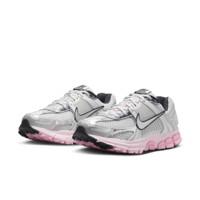 NIKE 耐吉NIKE 耐吉 運動鞋 慢跑鞋 女鞋 男鞋 W NIKE ZOOM VOMERO 5 Dust Pink 銀 粉 復古 Y2K(HF1877001)