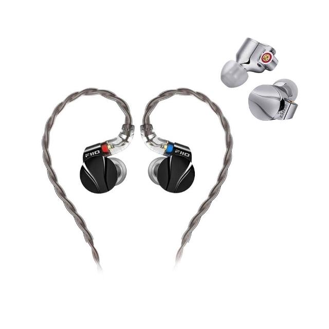 FiiO FD15 FiiO FD15 入耳式有線耳機,採用鋁鎂合金球頂動圈單體,提供 10Hz-40kHz 寬廣頻率範圍與 112dB/mW 高靈敏度,阻抗僅 32Ω@1kHz,適合日常聆聽與高解析音樂。配備 4 股 480 芯古河單晶銅銀混編耳機線,長約 120cm,輕盈僅 12g,入耳式設計舒適耐戴。支援膨脹式 MMCX 插頭與直插旋鎖式可換插頭,3.5mm 音源端子,無麥克風與線控,材質包含鋅合金、金屬與塑膠,曜石黑或競速銀顏色選擇。中國製造,一年保固,通用作業系統相容,帶來細膩平衡音質,完美入門 Hi-Fi 體驗,提升您的音樂享受。