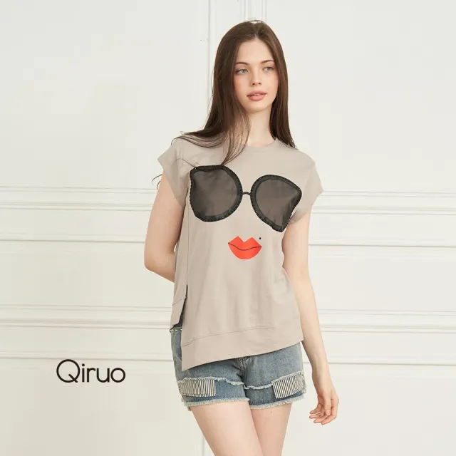 【Qiruo 奇若名品】棉質圓領下擺不規則大V車縫灰咖 胸前大眼墨鏡紅唇上衣