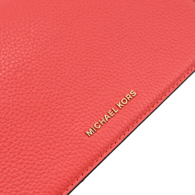 【Michael Kors】簡約金屬LOGO荔枝皮革翻蓋晚宴包斜背包(珊瑚紅)