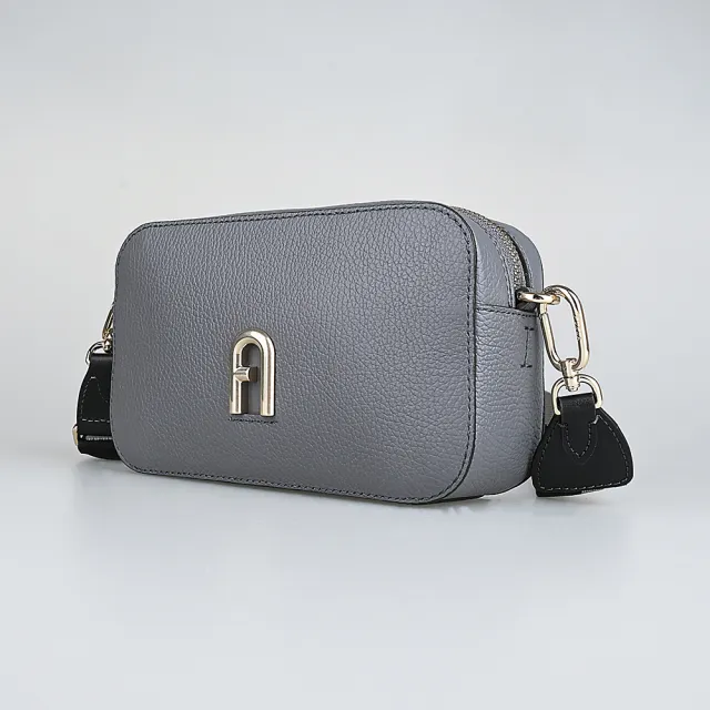 【FURLA 芙拉】FURLA PRIMULA復古金屬拱門LOGO荔枝紋設計牛皮拉鍊斜背相機包(土壤灰)