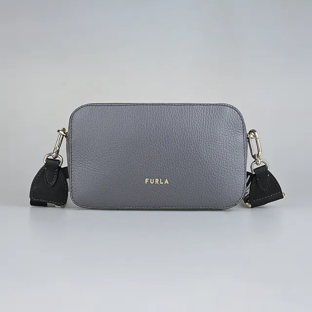 【FURLA 芙拉】FURLA PRIMULA復古金屬拱門LOGO荔枝紋設計牛皮拉鍊斜背相機包(土壤灰)