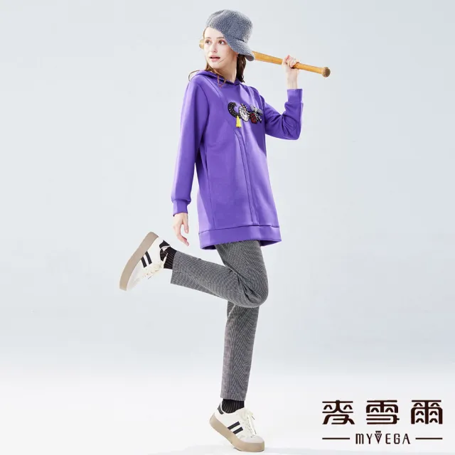 【MYVEGA 麥雪爾】太空棉字母亮片連帽長版上衣-紫