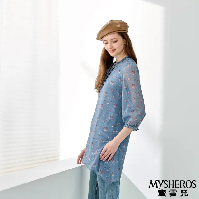 【MYSHEROS 蜜雪兒】雪紡長版造型上衣 半排釦荷葉領 碎花花邊縮口袖(灰藍)