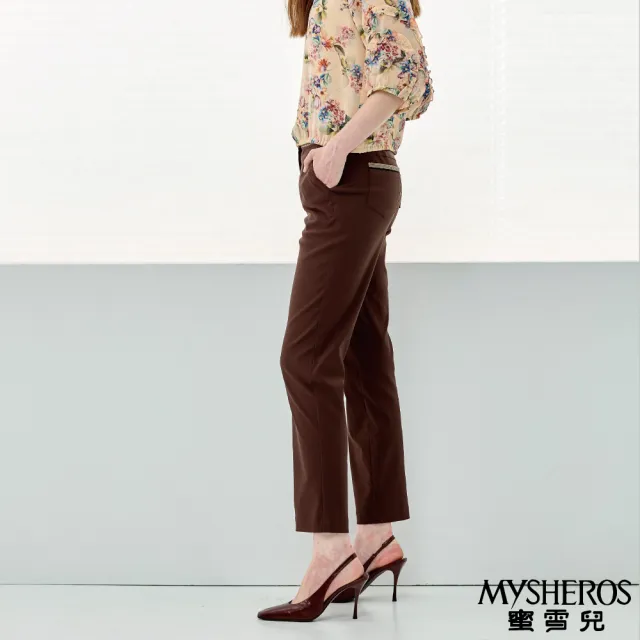 【MYSHEROS 蜜雪兒】彈性造型長褲 前釦拉鍊後鬆緊 腰頭後口袋裝飾設計(咖啡)