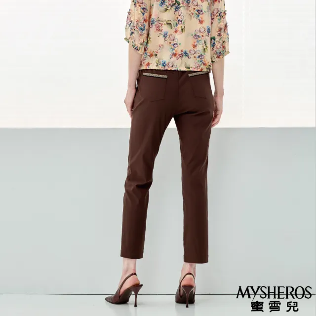 【MYSHEROS 蜜雪兒】彈性造型長褲 前釦拉鍊後鬆緊 腰頭後口袋裝飾設計(咖啡)