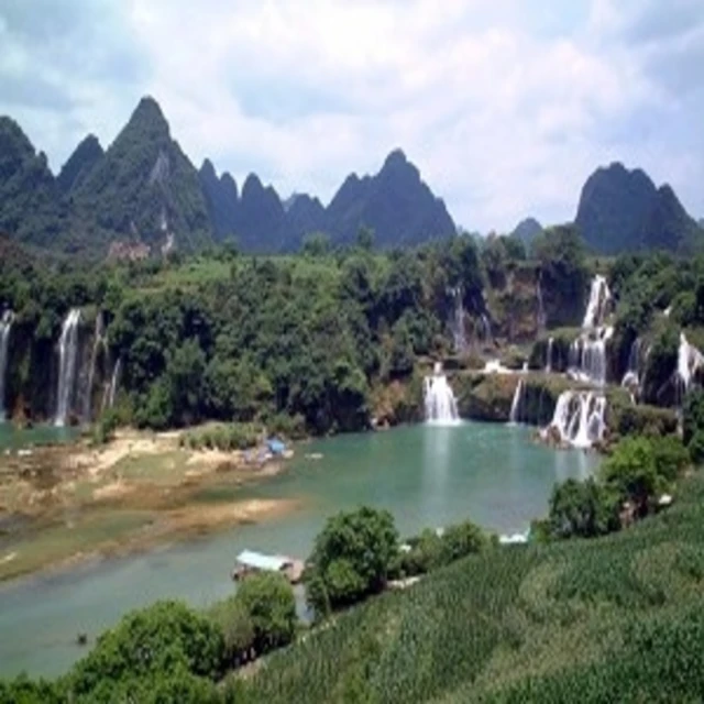 喜鴻假期 【中越秘境８日】世界自然遺產~下龍灣、陸龍灣、英雄島、輕舟秘境、德天瀑布、峒那嶼灣