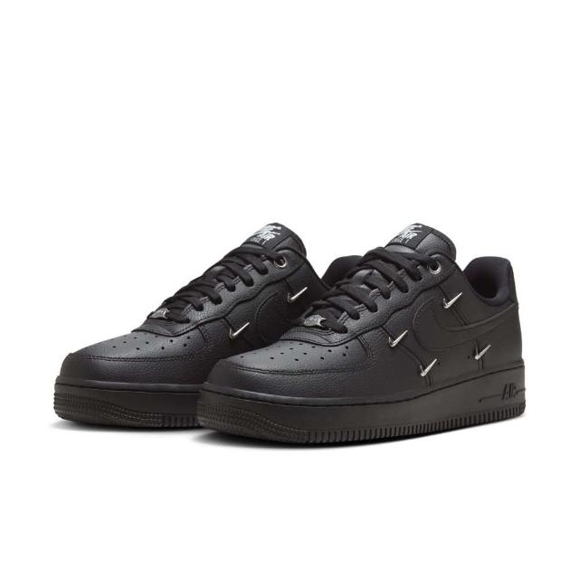 【NIKE 耐吉】休閒鞋_女_黑色 小勾_WMNS AIR FORCE 1 07 LX(HQ1180001)