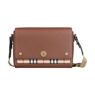 【BURBERRY 巴寶莉】BURBERRY Note金屬圓標LOGO荔枝紋小牛皮吸釦式翻蓋肩背斜揹包(棕x米格紋)