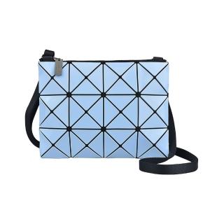【ISSEY MIYAKE 三宅一生】BAO BAO ISSEY MIYAKE三宅一生 LOGO拉鍊雙色三角幾何PVC 3X4斜揹包(淺藍x灰藍)