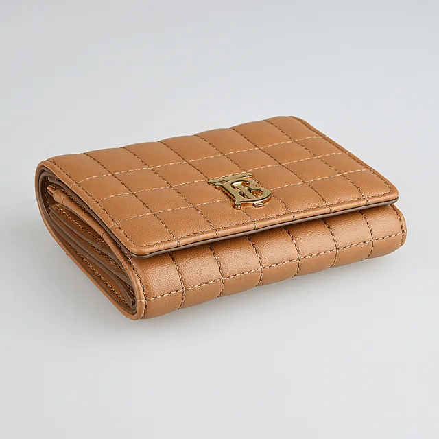 【BURBERRY 巴寶莉】BURBERRY Lola金字LOGO小羊皮絎縫格紋設計6卡壓釦式三折零錢短夾(楓木棕)
