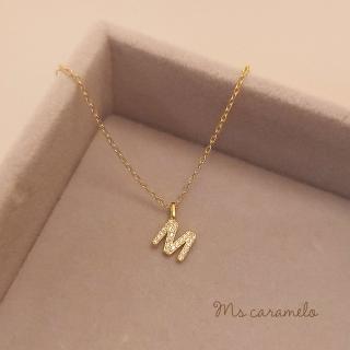【焦糖小姐 Ms caramelo】925純銀鍍K黃 英文字母M 項鍊(英文字母項鍊)