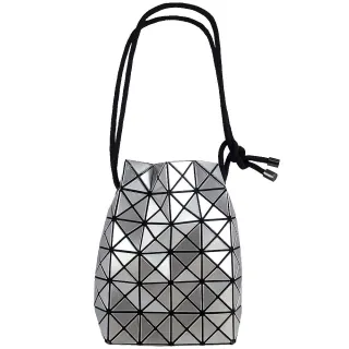 【ISSEY MIYAKE 三宅一生】BAOBAO 亮面方格6x6繩結側肩/斜背水桶包(銀色)