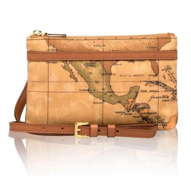 Alviero Martini 斜揹包以咖啡色系牛皮與合成皮材質打造,內裡棉尼龍舒適耐用。尺寸23x16x7cm,適合女性日常攜帶,拉鍊開口設計安全便捷,內含1個內袋,義大利原廠正品,輕巧實用不佔空間,完美結合時尚與功能,是都市女性的理想側背配件。 Alviero Martini 側背包