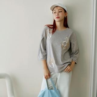 【OB 嚴選】圓領花朵刺繡落肩壓褶七分袖上衣 《AB19697》