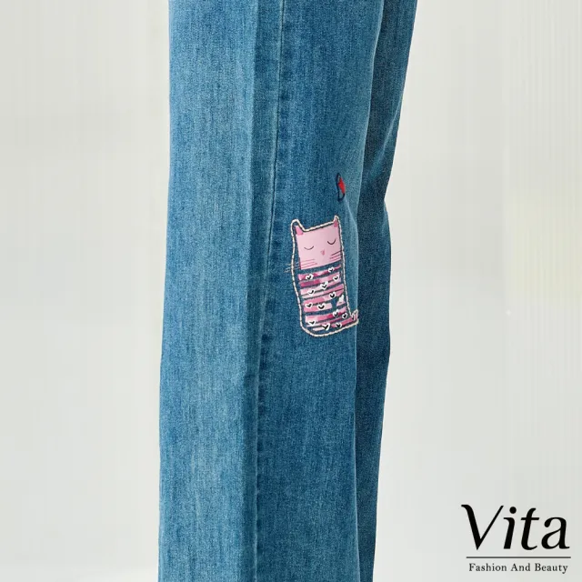 【MYSHEROS 蜜雪兒】VITA 高含棉直筒牛仔褲 貓咪印花英字刺繡(藍)