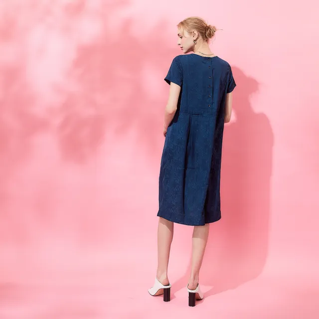 【ICHE 衣哲】Cop.Copine法式簡約輕時尚印花後排釦造型洋裝